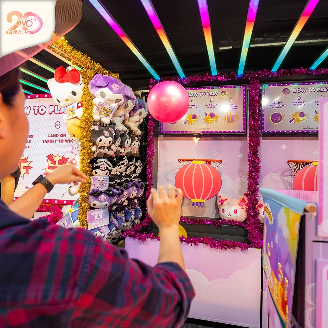 Balloon pop game with Hello Kitty and Kuromi plush prizes